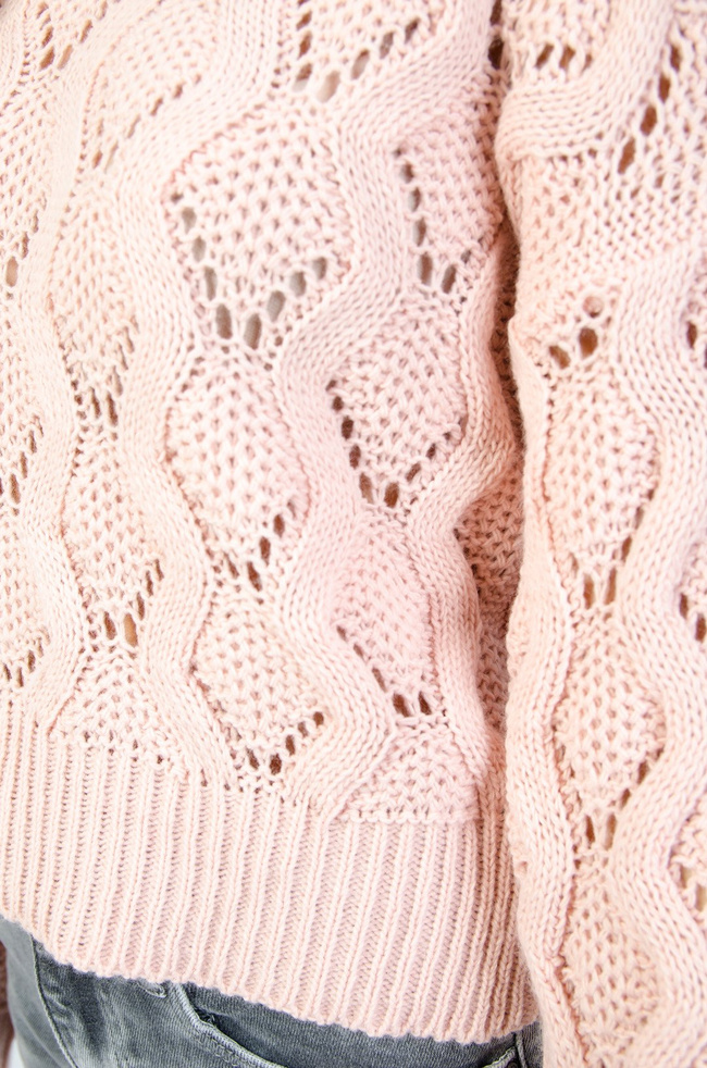 KRÓTKI RÓŻOWY SWETER  Z DEKOLTEM W SEREK