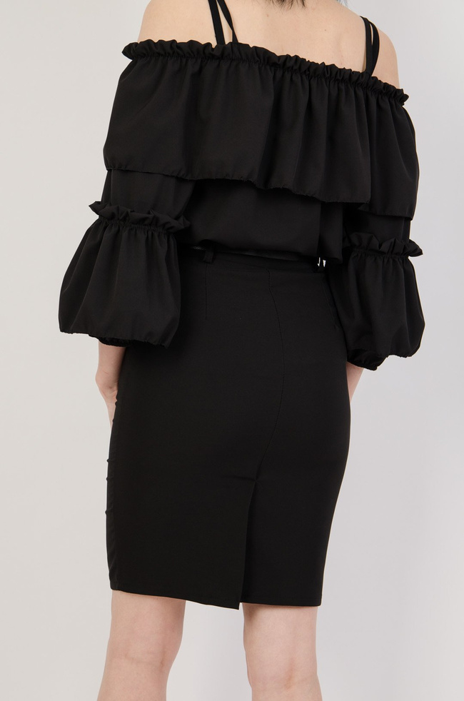 Czarna ołówkowa spódnica ze złotymi guzikami