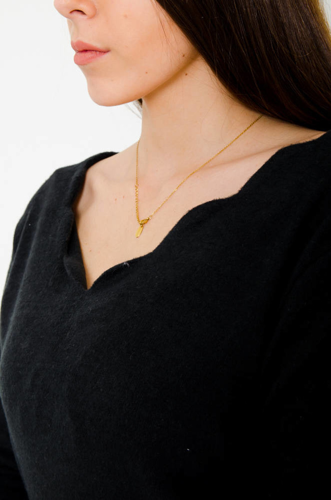 CZARNA BLUZKA Z OZDOBNYM DEKOLTEM I GUZIKAMI