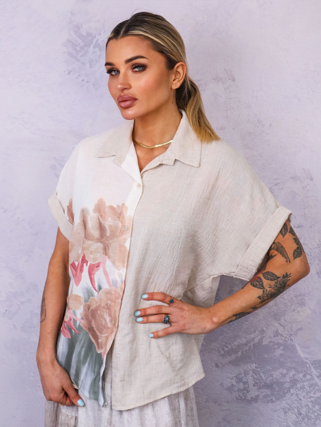 KOSZULA OVERSIZE Z KWIECISTYM NADRUKIEM- BEŻOWA