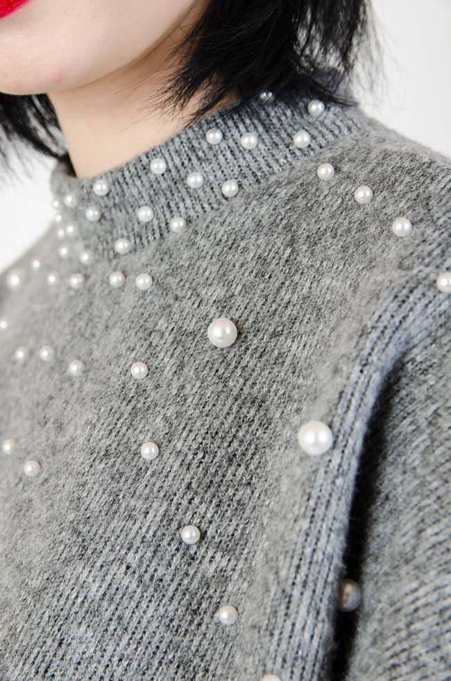 Szara bluza z koralikami, włochata