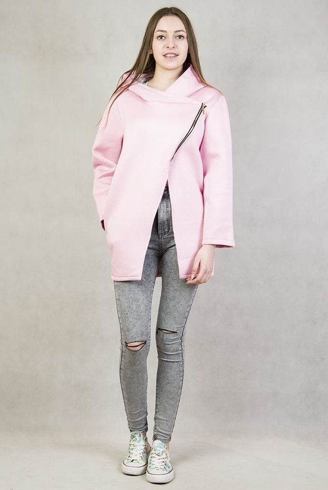 Jasno-różowa narzutka zapinana na zamek, z dwoma kieszeniami i kapturem