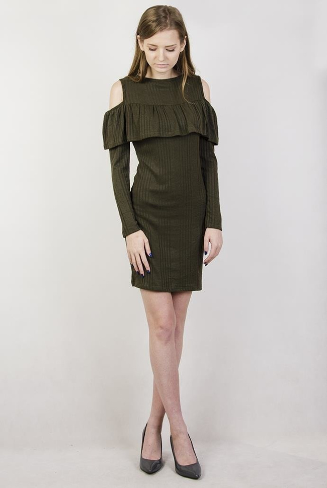 Zielona sukienka z wycięciami na ramionach i falbaną przy dekolcie