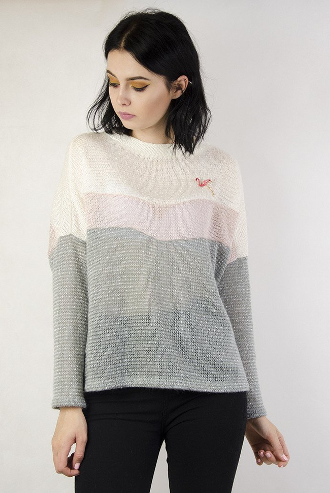 Trzykolorowy sweterek z przypinką flamingiem