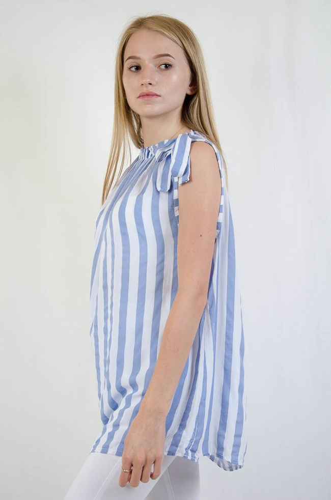 BLUZKA W BIAŁO NIEBIESKIE PASKI Z KOKARDA NA RAMIENIU 