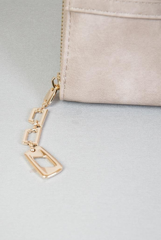 Beżowy portfel ze złotym zamkiem, breloczkiem oraz kokardką