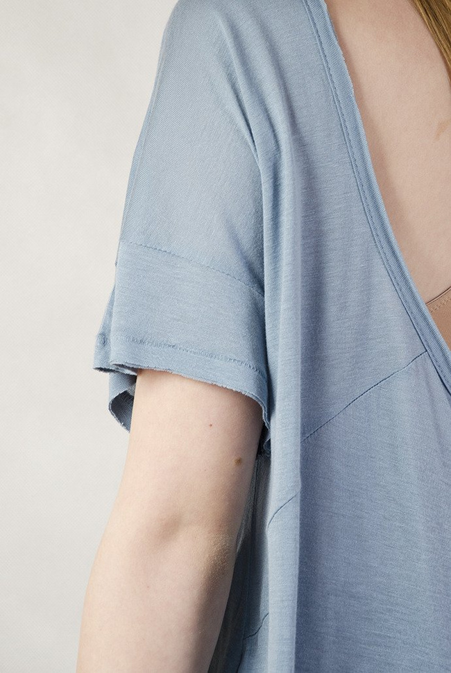 Luźna niebieska bluzka z tygrysem