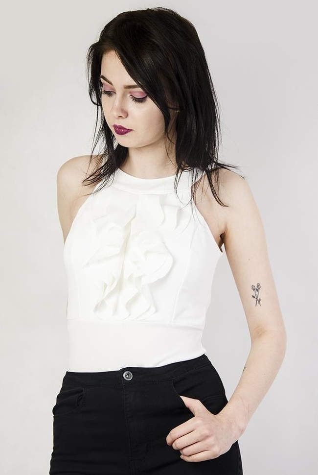 Białe body z falbanami przy dekolcie