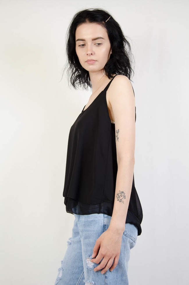 Czarna bluzka mgiełka na ramiączkach 