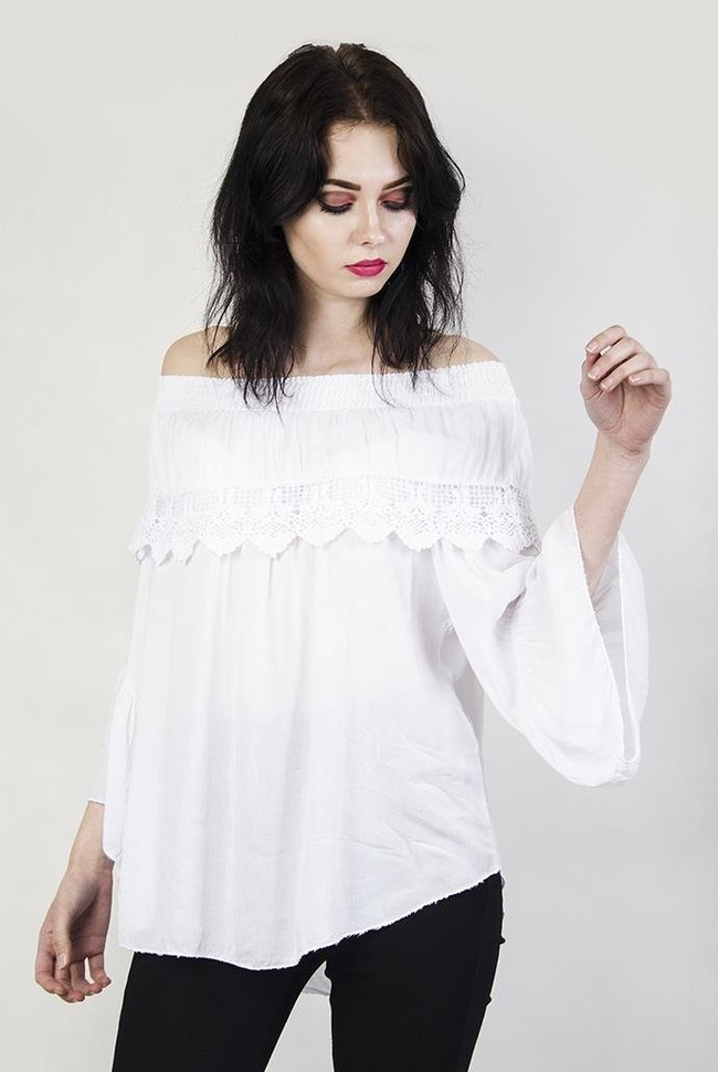 Biała bluzka z hiszpańskim dekoltem i ażurowymi wstawkami