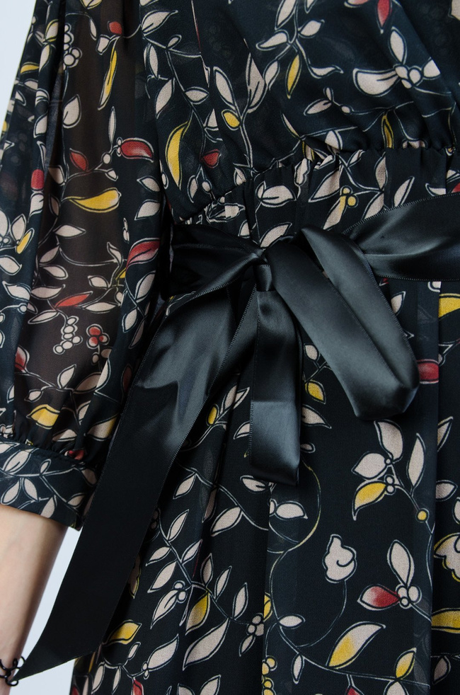 Długa czarna sukienka w kwiaty