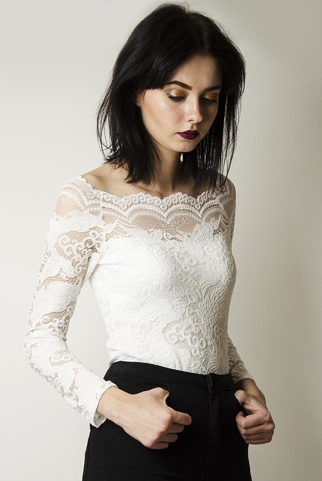 Koronkowe, białe body z szerokim dekoltem