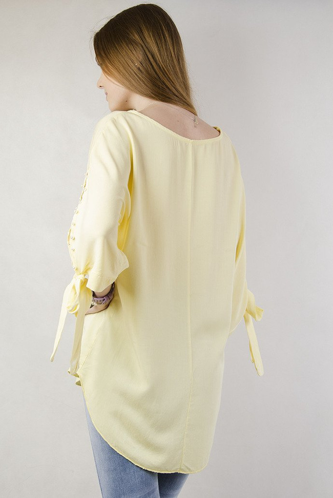 Żółta asymetryczna bluzka z wiązaniem przy rękawie oraz perełkami