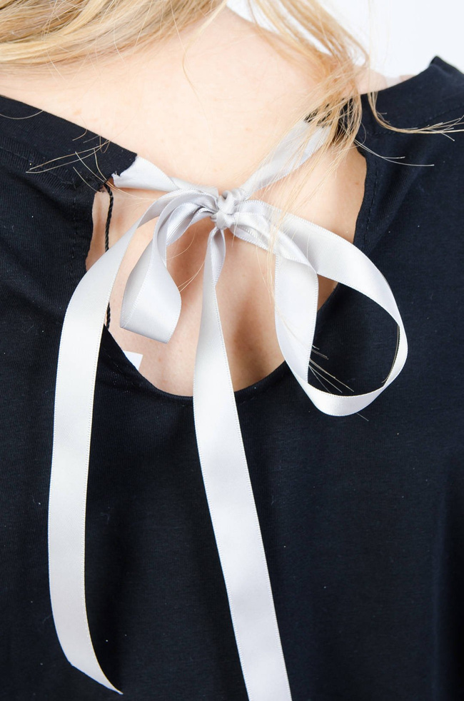 CZARNY BAWEŁNIANY T-SHIRT ZE ZŁOTYM NADRUKIEM ORAZ WIĄZANIEM NA PLECACH 