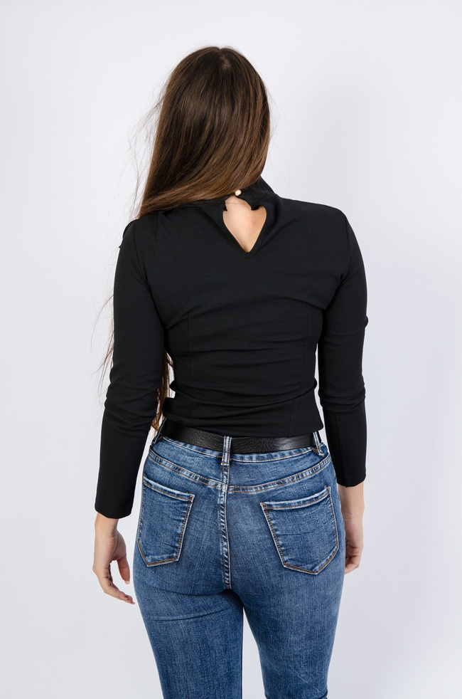 Czarna bluzka z przeplatanym sznurkiem przy dekolcie