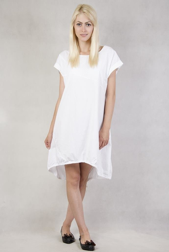 Biała sukienka ściągana na dole