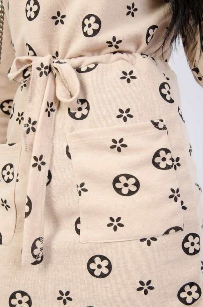 Beżowa dzianinowa sukienka w brązowe wzory