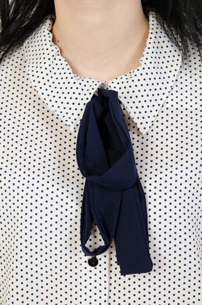 Biała bluzka  w  kropki z kokardą