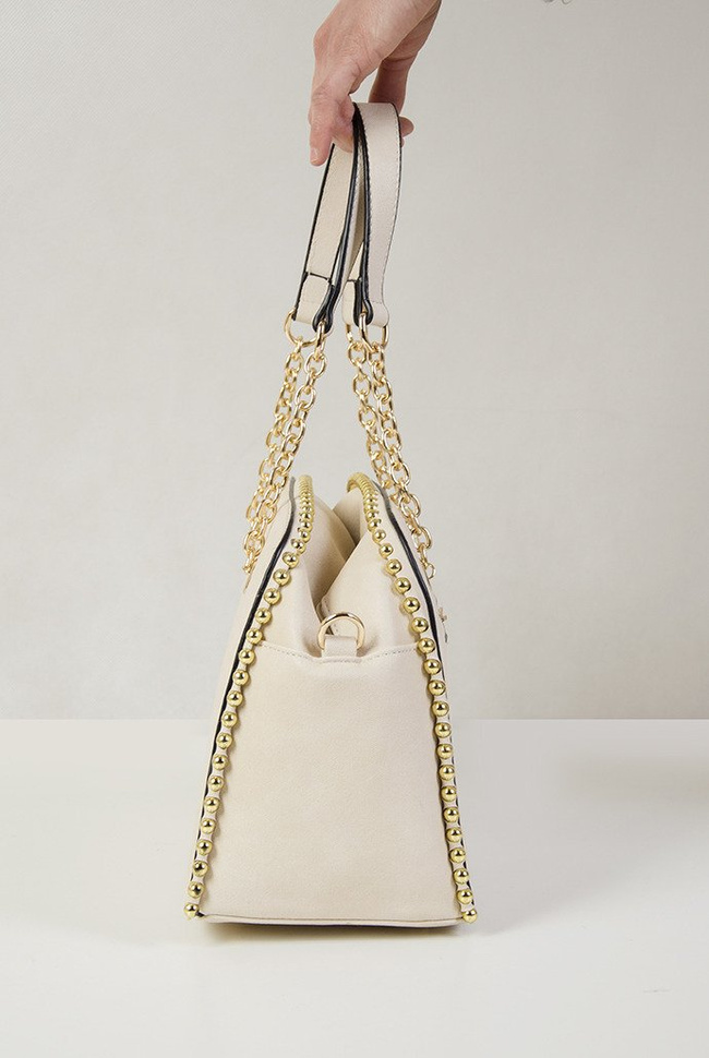 Beżowa torebka typu kuferek ze złotymi ćwiekami