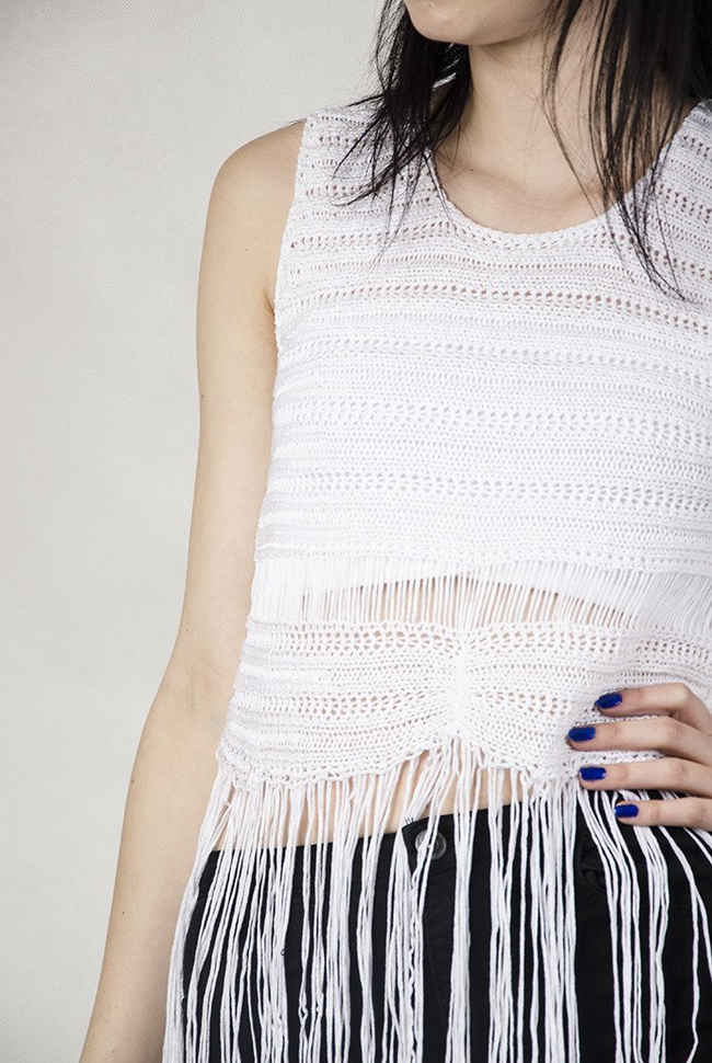 Biała ażurowa bluzka z frędzlami