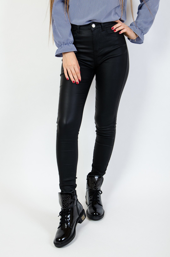 Czarne spodnie skinny woskowane