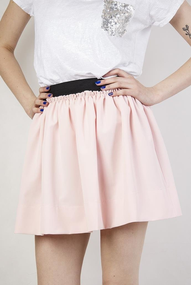 Jasnoróżowa rozkloszowana spódniczka z gumą w pasie
