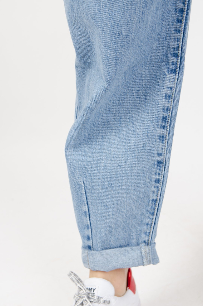 Jasne spodnie typu balloon jeans z wysokim stanem