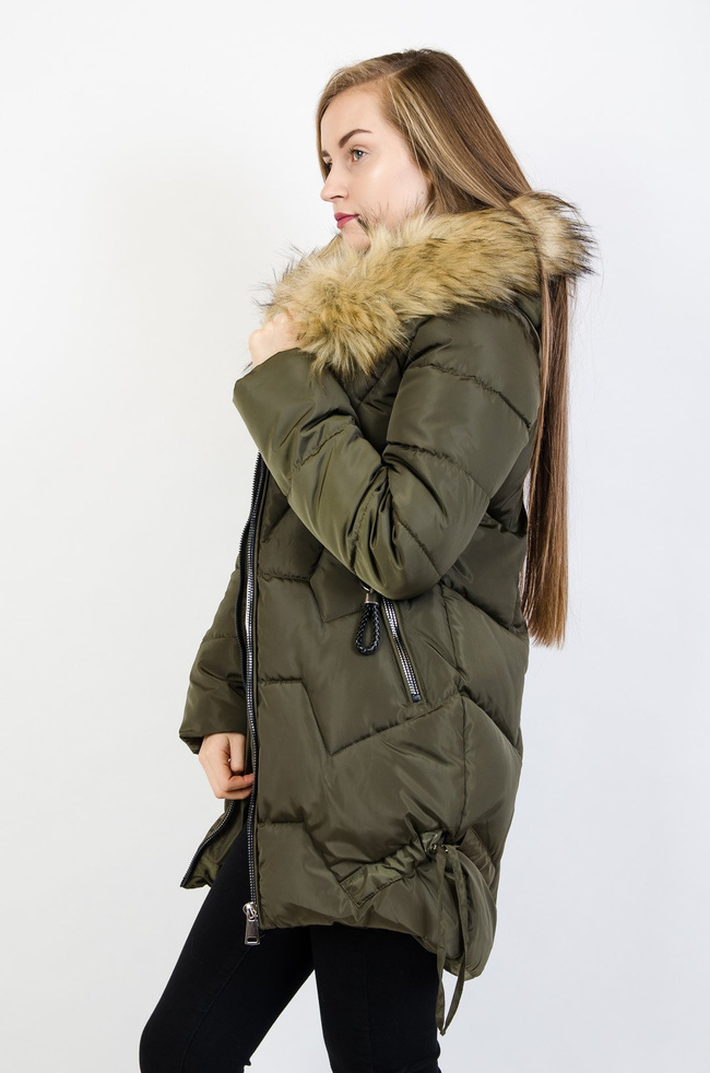 Zielona pikowana kurtka ze srebrnymi zamkami
