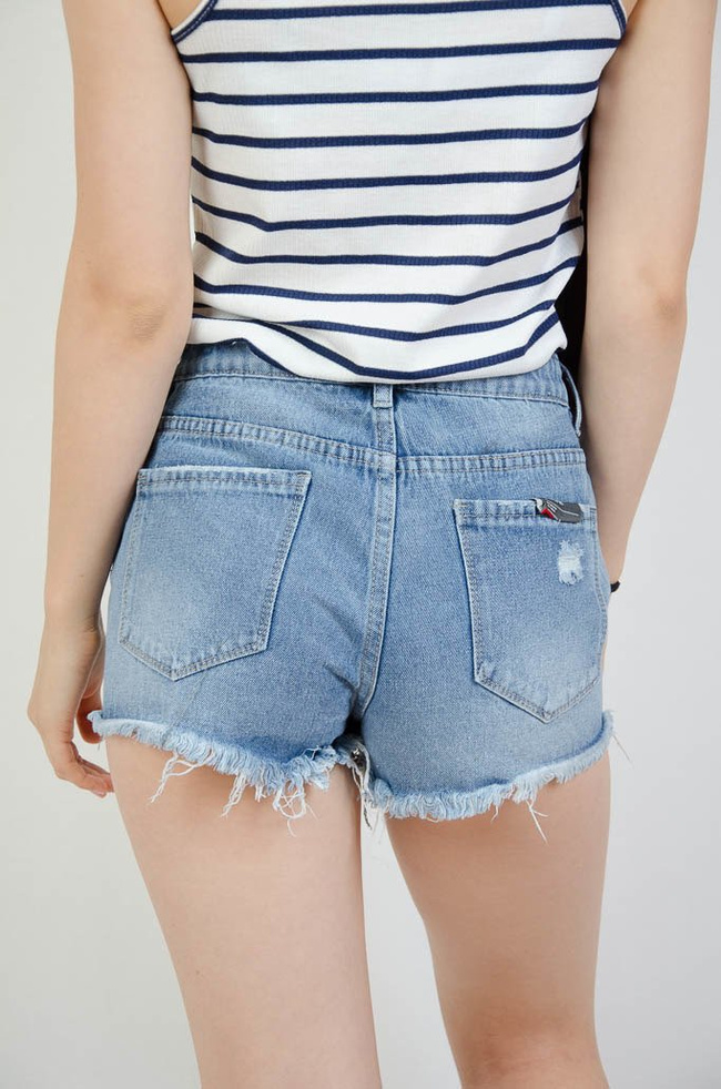 Jeansowe spodenki z przetarciami oraz perełkami