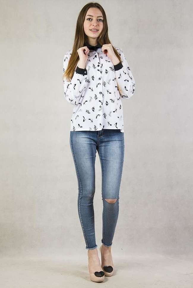 Biała koszula z czarnym kołnierzem oraz mankietami zapinana na guziki