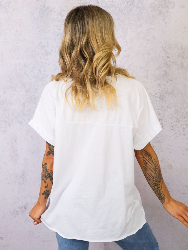 T-SHIRT ZE ZŁOTYM KWIATEM I DEKOLTEM W SZPIC- BIAŁY