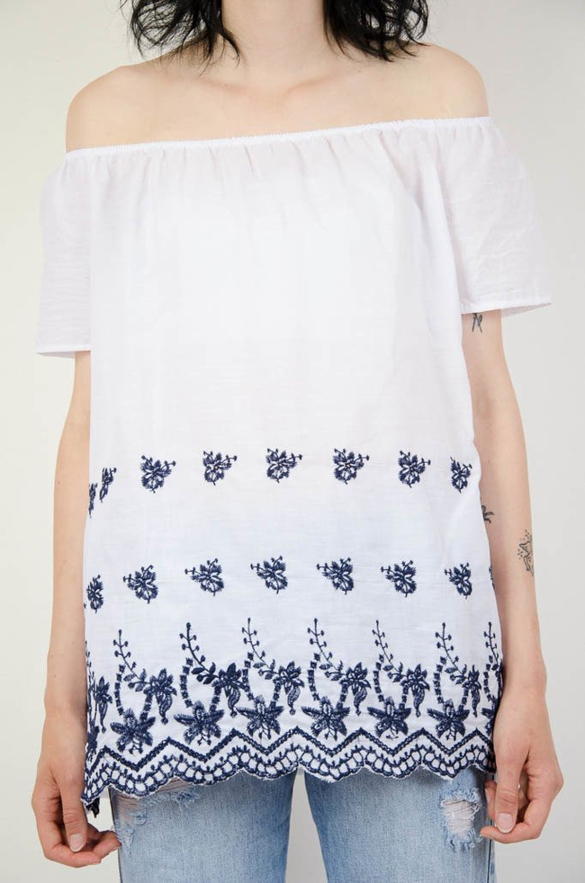 Biała bluzka hiszpanka z haftowaniem