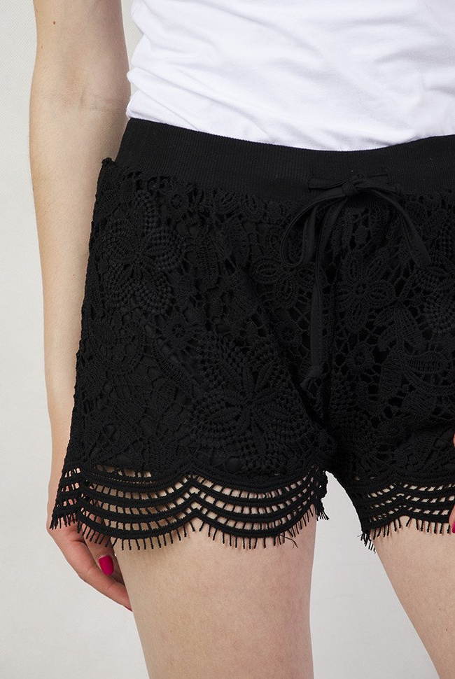 Czarne koronkowe szorty