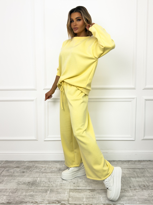 KOMPLET DRESOWY MASEŁKOWY BLUZA Z KWIATAMI NA RĘKAWACH+ SPODNIE Z SZEROKĄ NOGAWKĄ- ŻÓŁTY