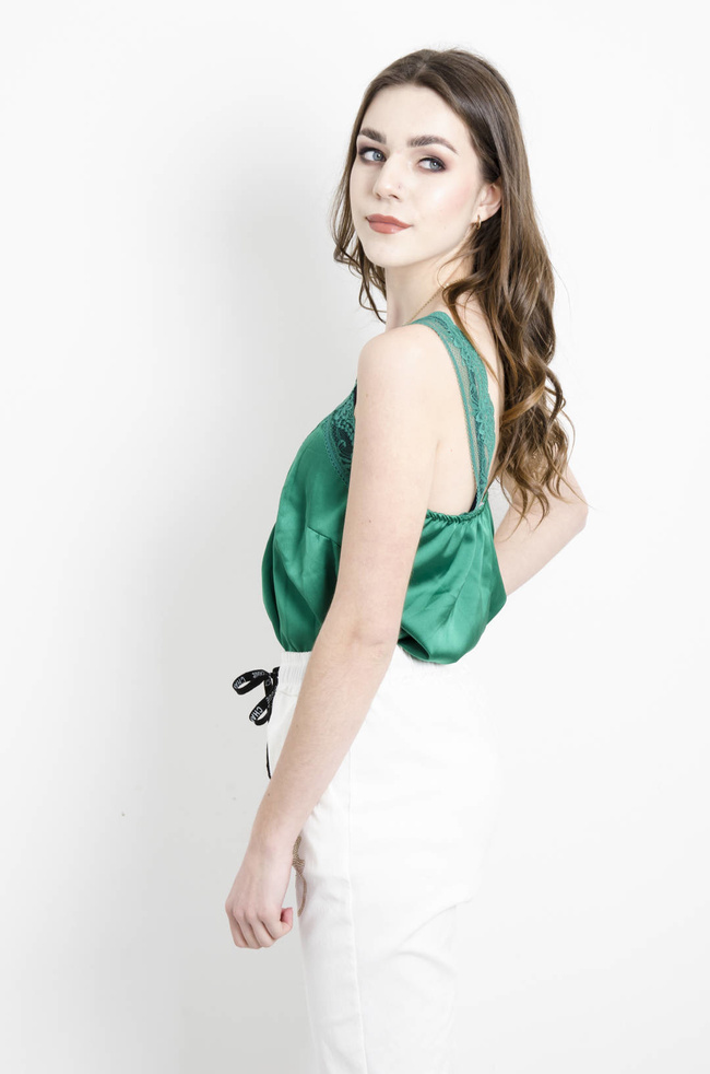 SATYNOWY TOP NA RAMIACZKACH WYKOŃCZONY KORONKĄ - ZIELONY