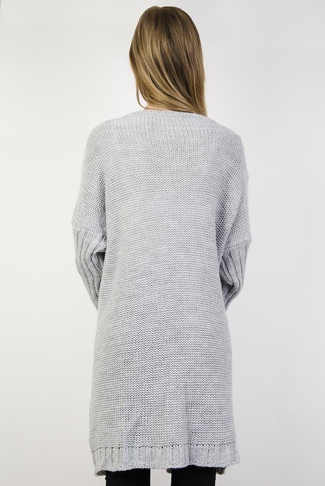 Długi szary sweter z kieszenią