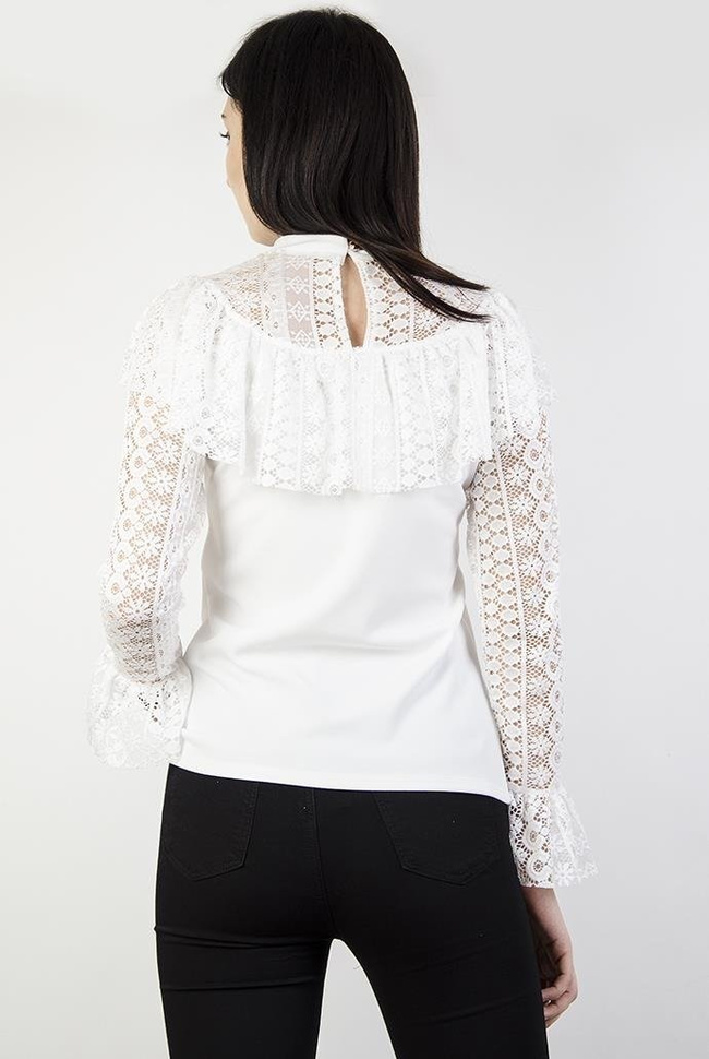 Biała bluzka z ażurowymi wstawkami i falbanką przy dekolcie