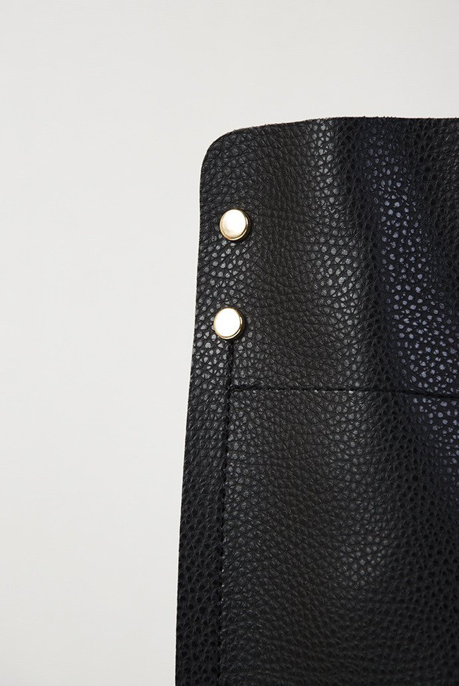 Czarna torebka z drewnianą rączką