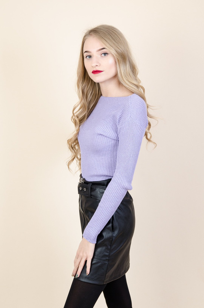 PRĄŻKOWANY SWETER W KOLORZE FIOLETOWYM 