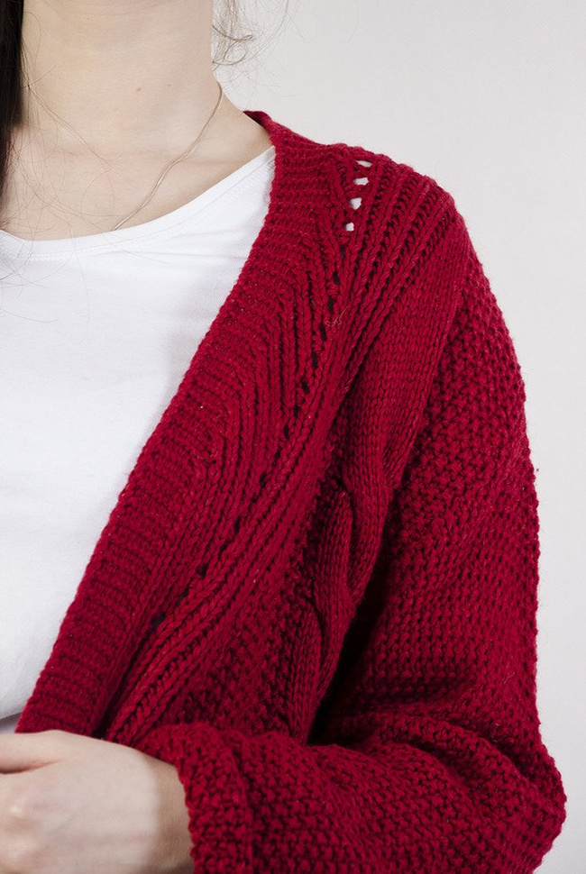 Długi czerwony sweter z kieszeniami