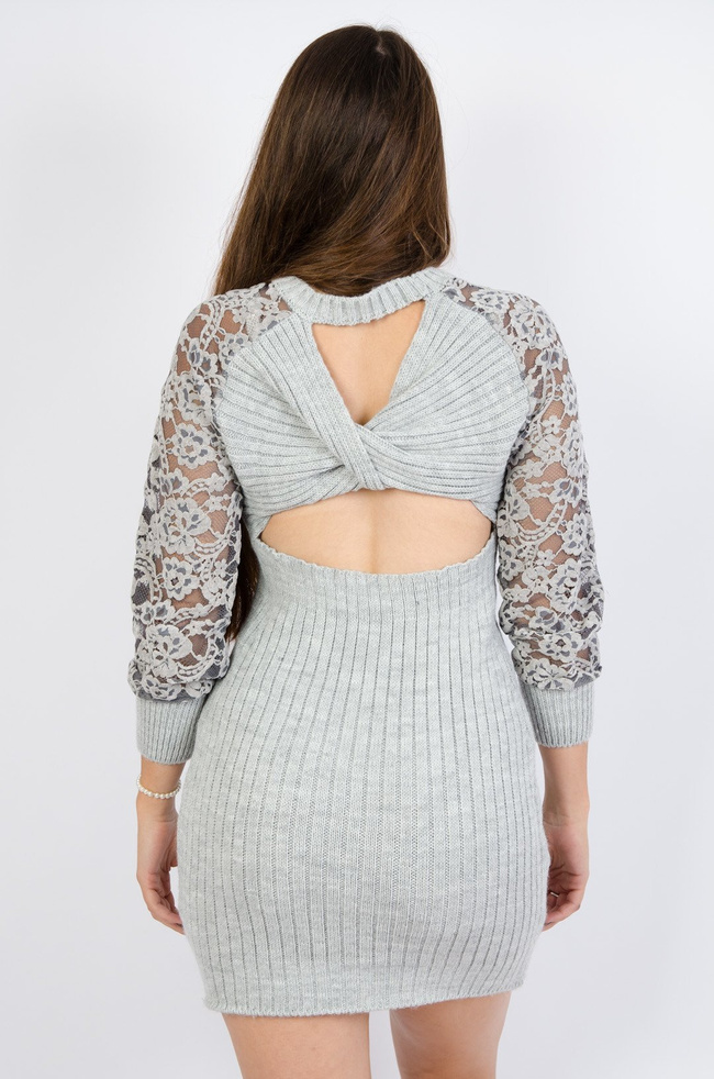 Szara dzianinowa sukienka z koronkowymi rękawami