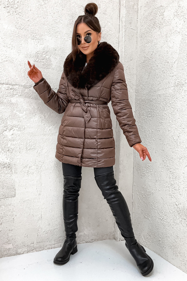 KURTKA WIĄZANA W PASIE Z FUTRZANYM KOŁNIERZEM- CIEMNY BRĄZ