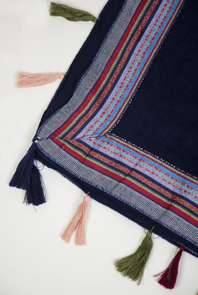 Duży granatowy szal z kolorowymi zdobieniami