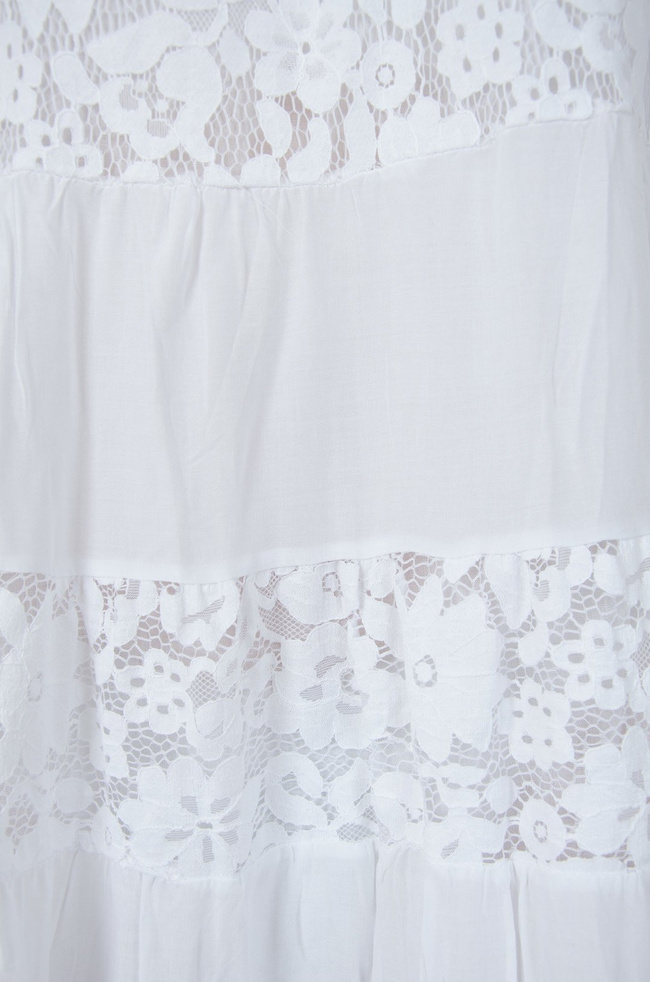 Biała ażurowa sukienka z odkrytymi ramionami
