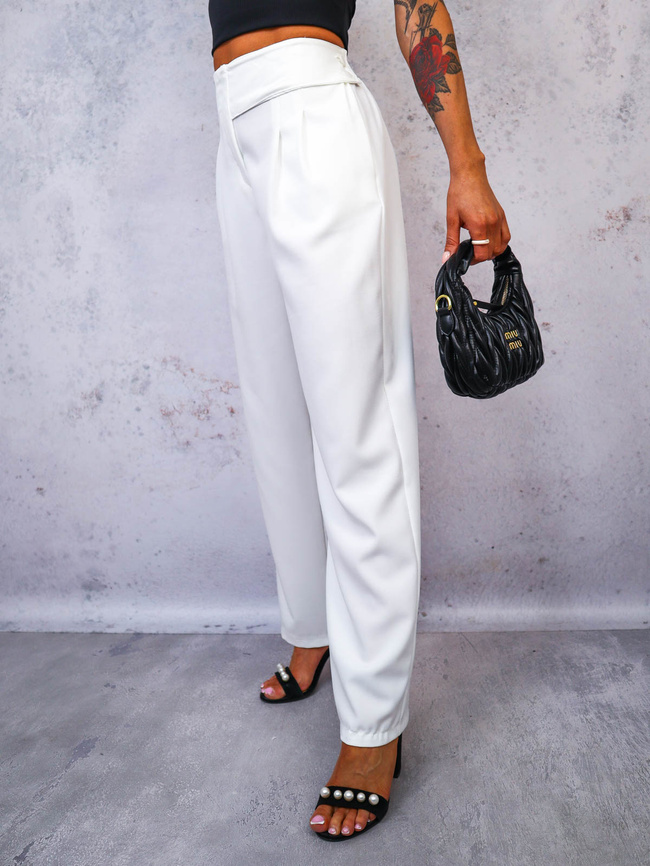 SPODNIE MATERIAŁOWE Z OZDOBNYM ZAPIĘCIEM NA BOKU- BIAŁE