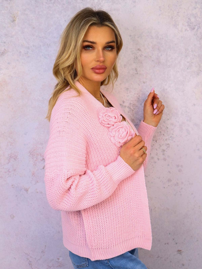 KRÓTKI KARDIGAN Z PRZYPINANYMI KWIATAMI- JASNORÓŻÓWY