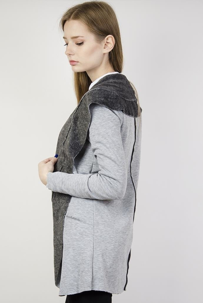 Jasnoszara narzuta z przyjemnym obszyciem wewnątrz