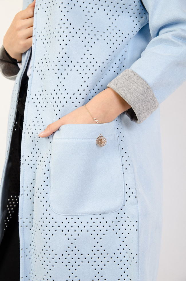 Niebieska narzutka zamszowa z ażurowym przodem