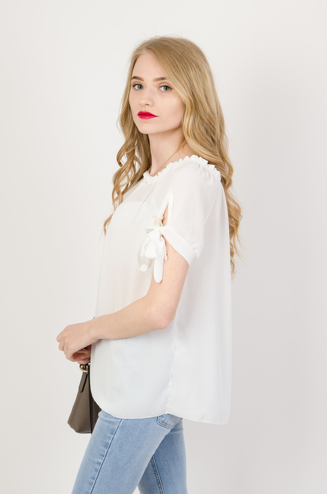 Biała bluzka z wiązaniem przy rękawach + wisiorek