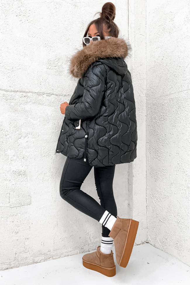 KURTKA PIKOWANA Z KAPTUREM I ŚCIĄGACZAMI PO BOKACH- CZARNA
